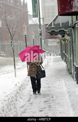 Schneesturm downtown Portland Maine Frau zu Fuß Bürgersteig Winter Sturm Schnee New England USA Wetter kaltes Eis Winter Wind Regenschirm Stockfoto