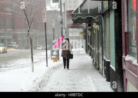 Schneesturm downtown Portland Maine Frau zu Fuß Bürgersteig Winter Sturm Schnee New England USA Wetter kaltes Eis Winter Wind Regenschirm Stockfoto