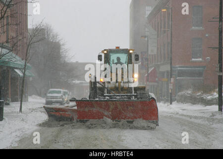 Schneesturm downtown Portland Maine Pflug Winter Sturm Schnee New England USA Wetter kaltes Eis winter Stockfoto