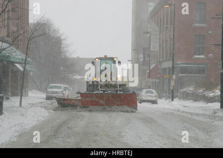 Schneesturm downtown Portland Maine Pflug Winter Sturm Schnee New England USA Wetter kaltes Eis winter Stockfoto