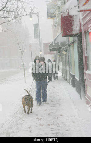 Schneesturm downtown Portland Maine Gehweg Fußgänger zu Fuß Schnee Sturm New England USA Wetter kaltes Eis winter Stockfoto