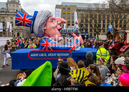 Deutsch Karnevalsumzug in DŸsseldorf, Karneval Festwagen als politische Karikaturen, Selbstmord durch Austritt, britischer Premierminister Theresa May, Stockfoto