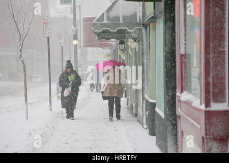 Schneesturm downtown Portland Maine Gehweg Fußgänger zu Fuß Schnee Sturm New England USA Wetter kaltes Eis winter Stockfoto