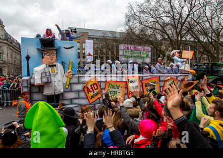 Deutsch Karnevalsumzug in DŸsseldorf, Karneval Festwagen als politische Karikaturen, Stockfoto