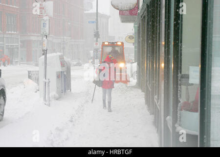 Schneesturm downtown Portland Maine Bürgersteig Pflug Winter Sturm Schnee New England USA Wetter kaltes Eis winter Stockfoto