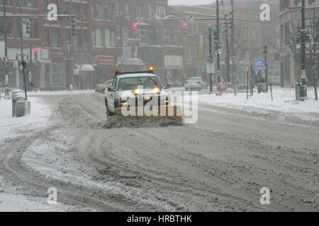 Schneesturm downtown Portland Maine Pflug Winter Sturm Schnee New England USA Wetter kaltes Eis winter Stockfoto