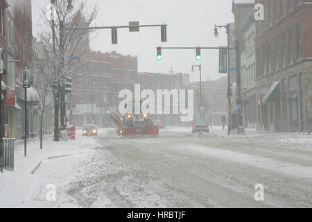 Schneesturm downtown Portland Maine Pflug Winter Sturm Schnee New England USA Wetter kaltes Eis winter Stockfoto