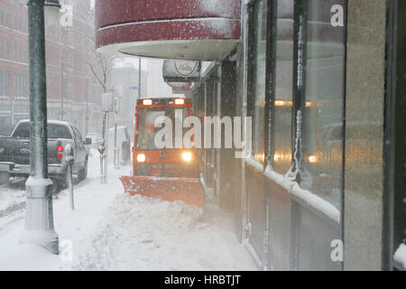 Schneesturm downtown Portland Maine Bürgersteig Pflug Winter Sturm Schnee New England USA Wetter kaltes Eis winter Stockfoto