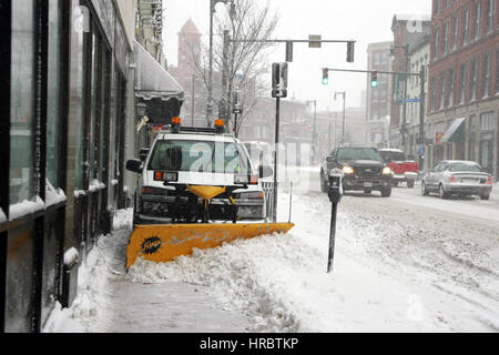 Schneesturm downtown Portland Maine Bürgersteig Pflug Winter Sturm Schnee New England USA Wetter kaltes Eis winter Stockfoto