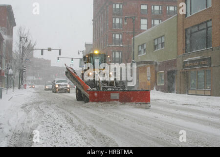 Schneesturm downtown Portland Maine Pflug Winter Sturm Schnee New England USA Wetter kaltes Eis winter Stockfoto