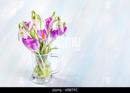 Bouquet von Schneeglöckchen und Krokusse auf einem rustikalen Hintergrund Stockfoto