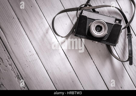 Fotografie-Hintergrund mit alten Kamera und Holztisch Stockfoto