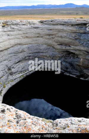 Vertikale Schuss aus einem tiefen natürlichen Thermalquelle Pool, Dianas Bowle in Monitor Valley, Nevada Stockfoto