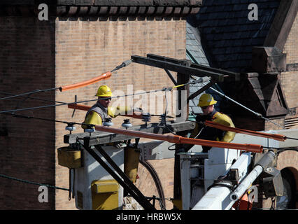 Linemen in Cherry Pickers Stockfoto