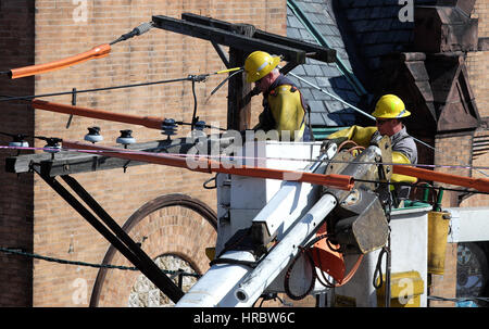 Linemen in Cherry Pickers Stockfoto
