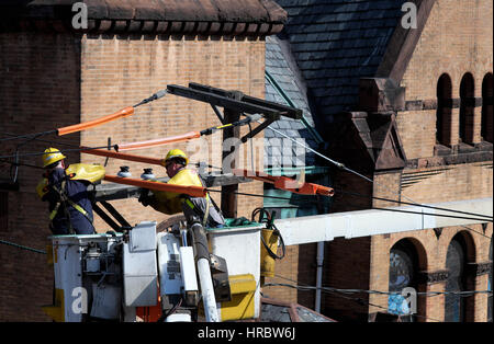 Linemen in Cherry Pickers Stockfoto