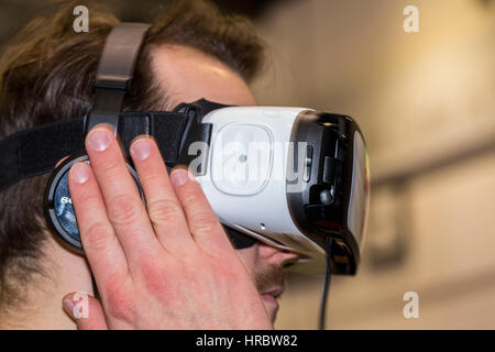 Junger Mann mit virtual-Reality-Brille Stockfoto