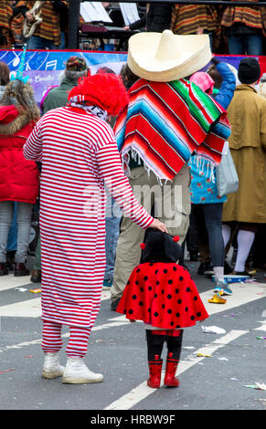 Deutsch Karnevalsumzug in DŸsseldorf, Clown und kleine Käfer Kostüm, Stockfoto