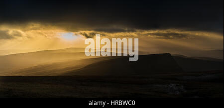 Herbst-Sonnenuntergang über Picws Du mit Blick auf Llyn y Fan Fach in Carmarthen Fans, Brecon Beacons National Park, Wales Großbritannien Stockfoto