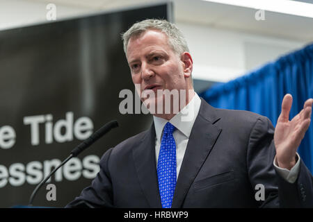 New York, USA. 28. Februar 2017. New Yorks Bürgermeister Bill de Blasio ist in den Büros der Föderation evangelische soziale Einrichtungen in lower Manhattan gesehen, während eine Rede über seine Verwaltung geb. Plan zur Bekämpfung der Obdachlosigkeit über eine Gemeinde-basierte Strategie, die Obdachlosenheime um 45 % beseitigt. Bildnachweis: Albin Lohr-Jones/Pacific Press/Alamy Live-Nachrichten Stockfoto
