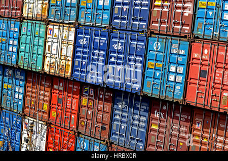Stapel von Containern auf Schiff Panamakanal Stockfoto