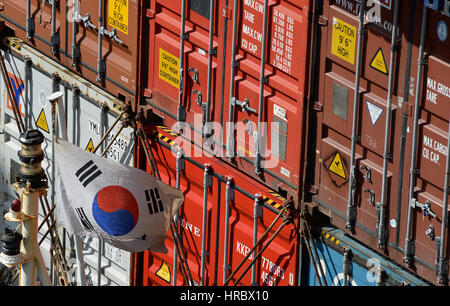 Stapel von Containern auf Schiff Panamakanal Stockfoto