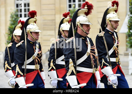 PARIS, Frankreich - Juni 10: Hotel Matignon Republikanischen Garde der Ehre während einer Willkommenszeremonie am 10. Juni 2016 in Paris. Matignon ist die offizielle resid Stockfoto