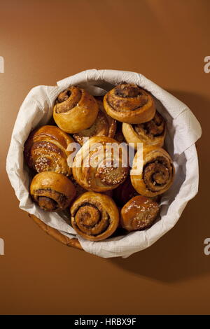 Ruddy knusprige Brötchen, volle Süße Brot, warme Semmeln, Zimt Sesam, über Kopf gedreht, Stockfoto