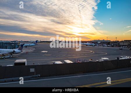 Sonnenuntergang über dem Rollfeld in Newark Liberty International Airport, Newark, New Jersey, 8. Dezember 2016. Stockfoto