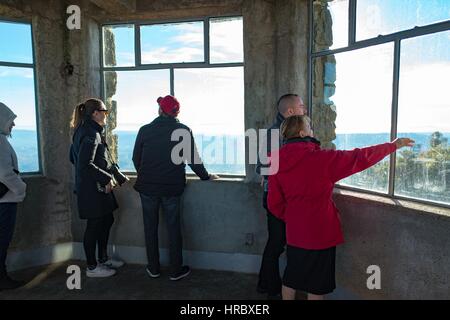 Touristen sehen die San Francisco Bay Area aus der Feuerturm auf Mount Diablo, Walnut Creek, Kalifornien, 3. Dezember 2016. Stockfoto