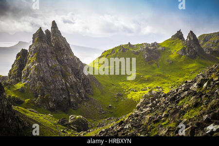 Die alten Felsen der alten Mann von Storr an einem bewölkten Tag - Isle Of Skye, Schottland, UK Stockfoto