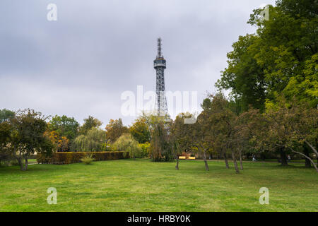 Herbst geht an einem trüben Tag, Petrin und Kinsky Parks, Prag, Tschechien, Zentraleuropa Stockfoto