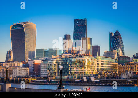 London, UK - Welt berühmten Geschäft Bezirk von London mit Wolkenkratzern und klaren blauen Himmel bei Sonnenaufgang Stockfoto