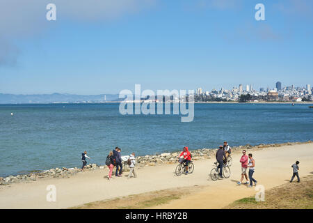 Crissy Field Radfahrer und Fußgänger genießen Sie das sonnige Wetter im Golden Gate National Park. San Francisco, Kalifornien, USA Stockfoto