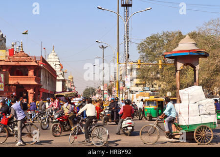 Überfüllt und Verkehr verpackt Welt berühmten Markt Chandni Chowk Delhi Stockfoto