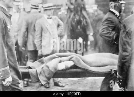 SS Eastland Opfer auf einer Bahre, 24. Juli 1915 Stockfoto