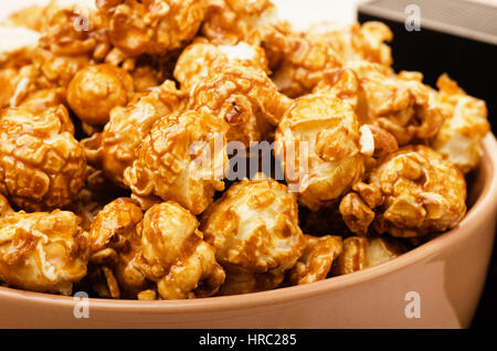 Süßen Karamell Popcorn in Schüssel hautnah Stockfoto