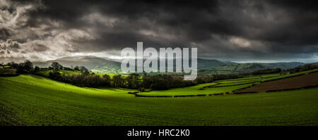 Ein Panoramablick über Pen y Fan und den zentralen Bereich der Brecon Beacons. Brecon-Beacons-Nationalpark, Wales, UK Stockfoto