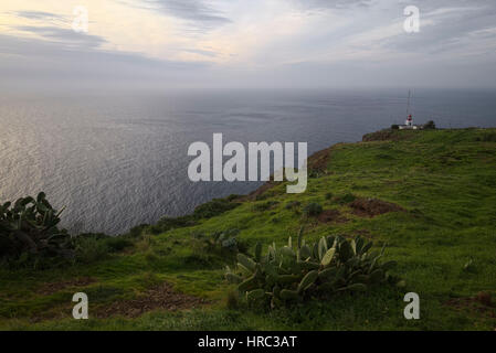 Sonne Einstellung am Leuchtturm von Ponta do Pargo, Madeira, Portugal Stockfoto