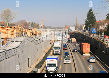 Hamburg, Deutschland - Februar 15, 2017: Baustelle auf der deutschen Autobahn A7 in Hamburg gesehen von einer Brücke. Verkehr bewegt sich neben der Straße der Arbeit Stockfoto