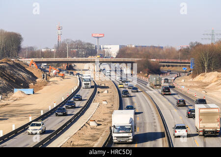 Hamburg, Deutschland - Februar 15, 2017: Kreuzung von deutschen Autobahnen A7 und A23 in Hamburg mit laufenden Bauarbeiten und fließenden Verkehrs. Itâ€™ s eines G Stockfoto