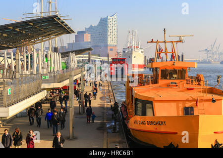 Hamburg, Deutschland - Februar 15, 2017: Hafen Fähren Passagiere an Bord mit den Konzertsaal El an den Landungsbrücken (Landung Brücken) warten Stockfoto