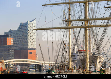 Hamburg, Deutschland - Februar 15, 2017: Historische Schiffe und den modernen Konzertsaal Elbphilharmonie in der Hafencity, Teil des Hafens. Stockfoto