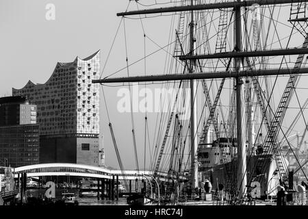 Hamburg, Deutschland - Februar 15, 2017: Historische Schiffe und den modernen Konzertsaal Elbphilharmonie in der Hafencity, Teil des Hafens. Das Bild ist m Stockfoto