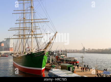 Hamburg, Deutschland - Februar 15, 2017: Die drei Masten Bark Rickmer Rickmers festgemacht als Museumsschiff im Hamburger Hafen. Menschen sind zu Fuß durch, ich Stockfoto