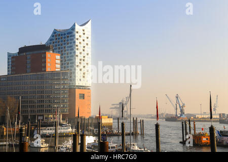 Hamburg, Deutschland - Februar 15, 2017: Das Konzerthaus Elbphilharmonie in der Hafencity, Teil des Hafens, mit kleinen Booten in der Front und den Hafen c Stockfoto