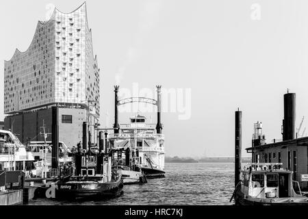 Hamburg, Deutschland - Februar 15, 2017: Der Konzertsaal Elbphilharmonie in der Hafencity, Teil des Hafens, mit kleinen Booten in der Front. Das Bild Stockfoto