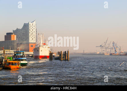 Hamburg, Deutschland - Februar 15, 2017: Das Konzerthaus Elbphilharmonie in der Hafencity, Teil des Hafens, mit kleinen Booten und überfüllten Hafen ferrie Stockfoto