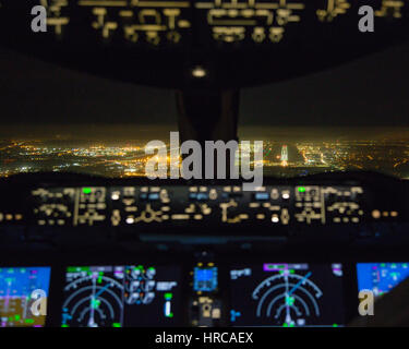 Nachtansicht der Ansatz zum Flughafen London Heathrow aus dem Cockpit einer Boeing 787. Stockfoto