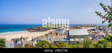 Großbritannien, Cornwall, St Ives, Blick über die Dächer von St. Ives mit Porthmeor Beach und der Insel-Halbinsel Stockfoto